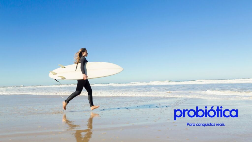 surfista indo em direção ao mar 