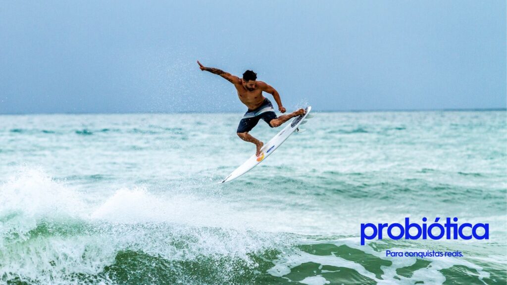 surfista pegando onda