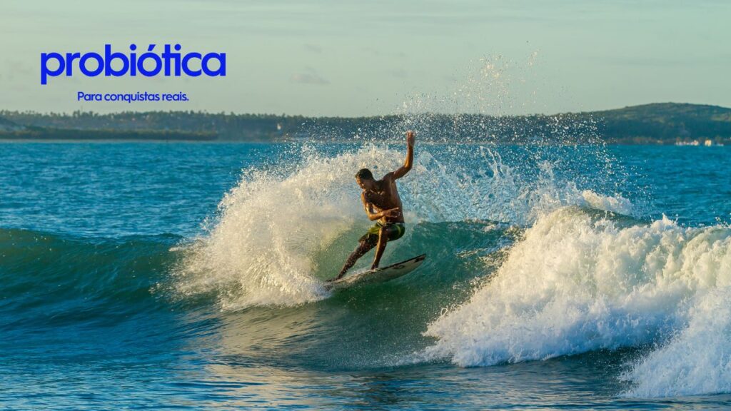 surfista pegando onda