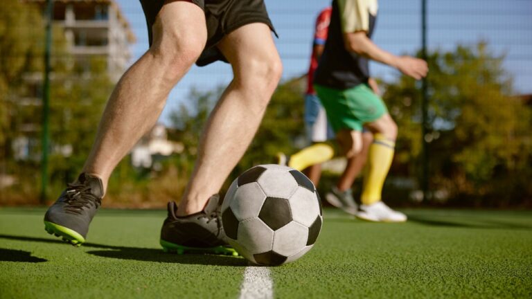 dois jogadores durante partida de futebol