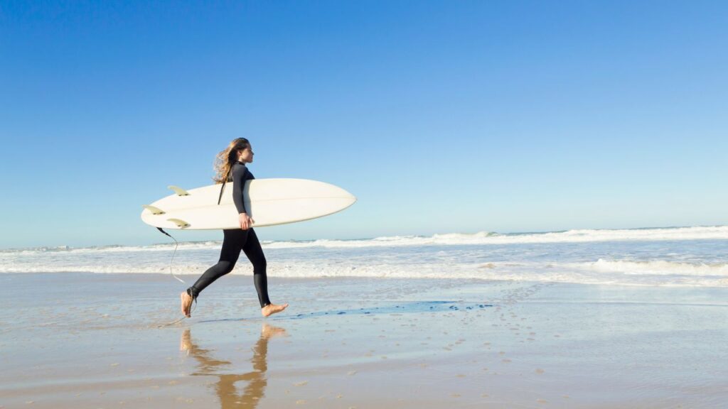 surfista indo em direção ao mar