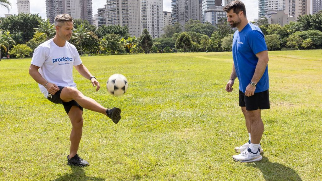 ribas e alfredo durante partida de futebol