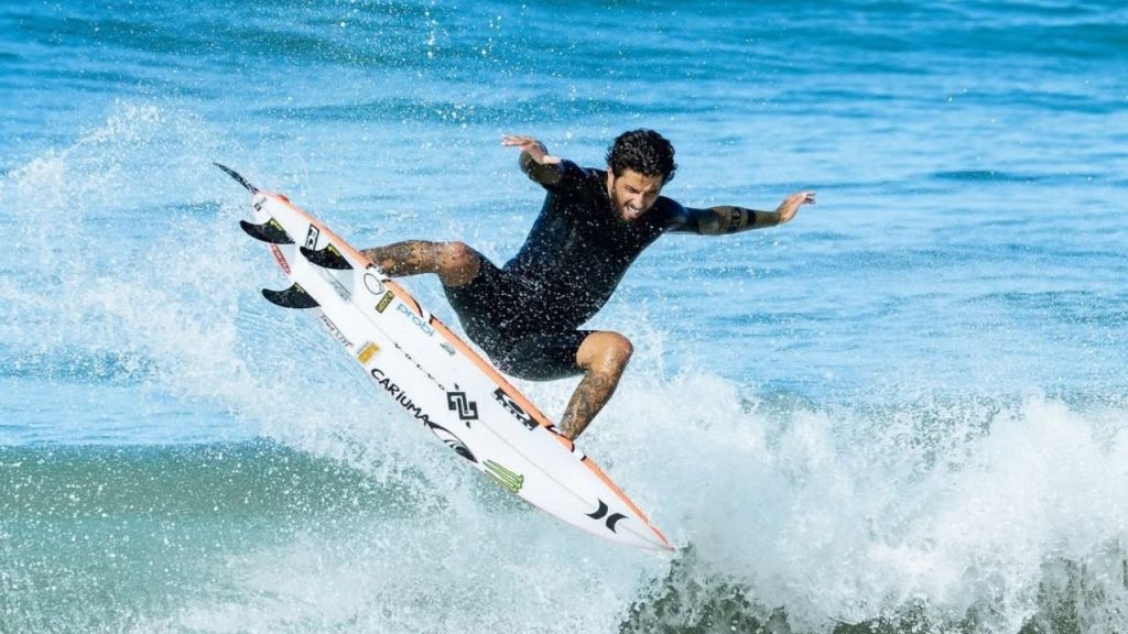 filipe toledo durante seção de surf