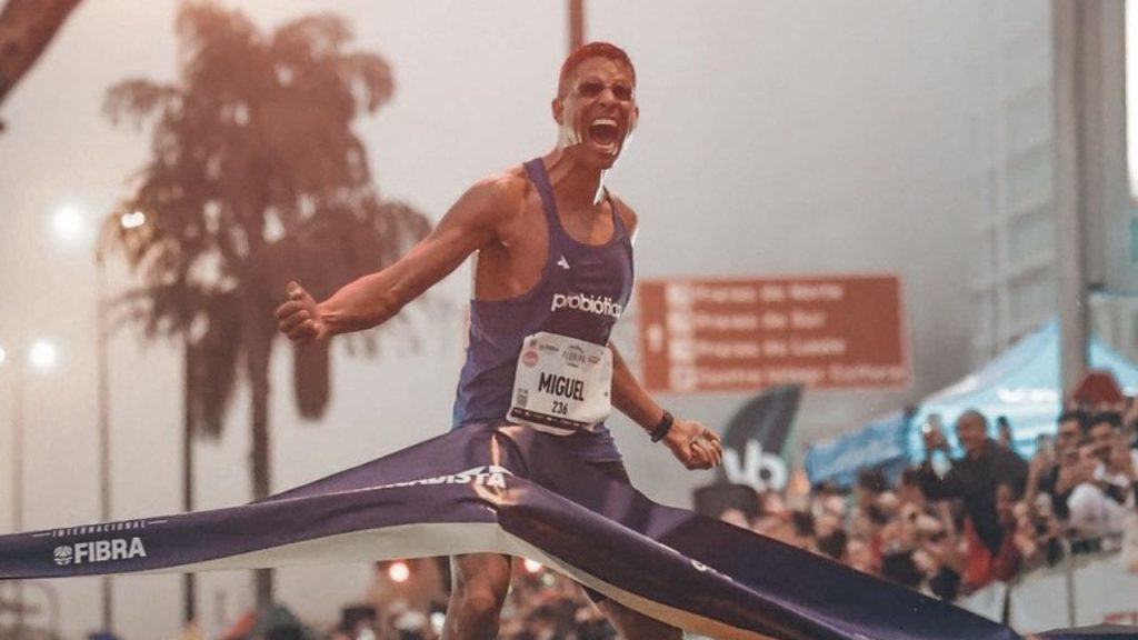 atleta probi morone durante chegada maratona