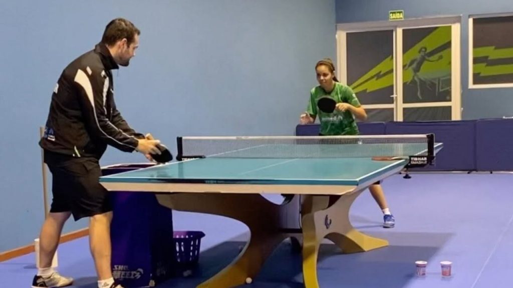 atleta probiotica Jorge Fanck durante treino de reflexos de tênis de mesa