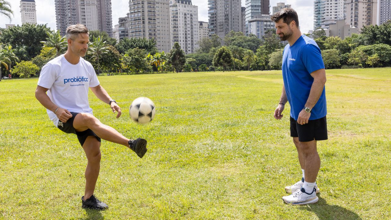atletas probiotica jogando futebol