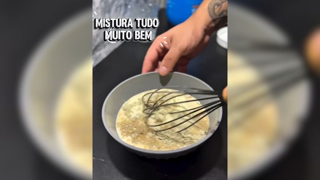 ingredientes de pudim proteico sendo misturados