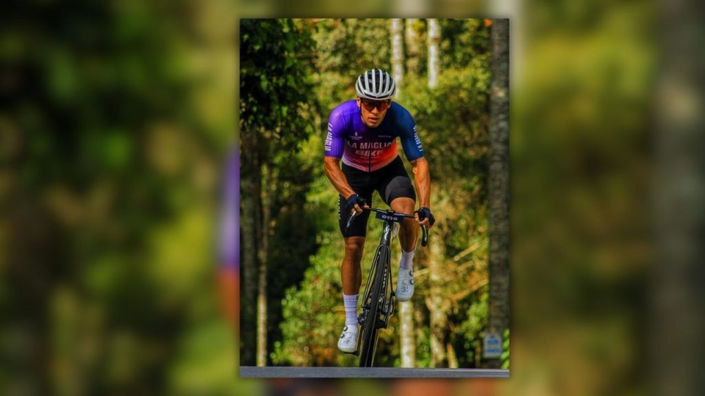 atleta Probi Gui Couto durante pedalada