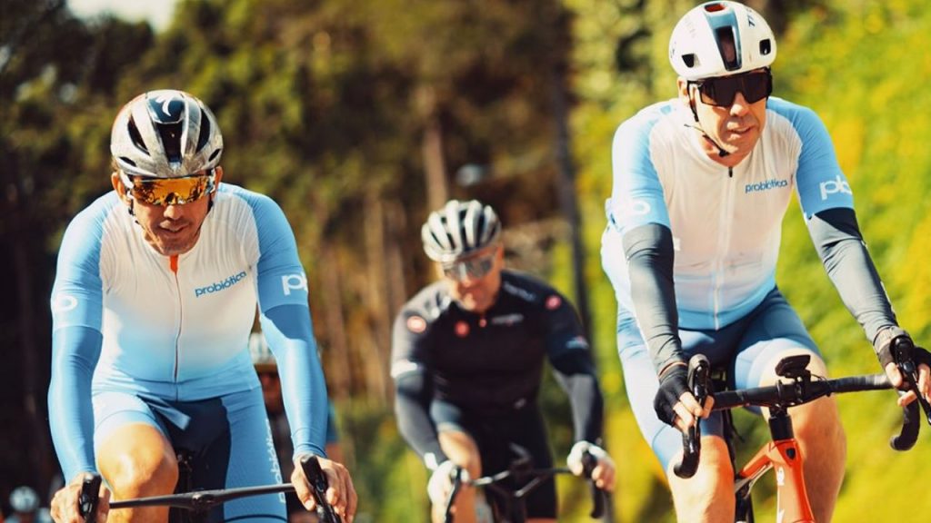 Atletas probi durante pedalada